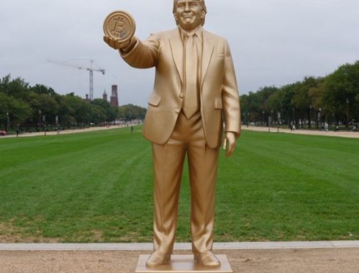 Золотая статуя Дональда Трампа принесла прибыль создателям мемкоина